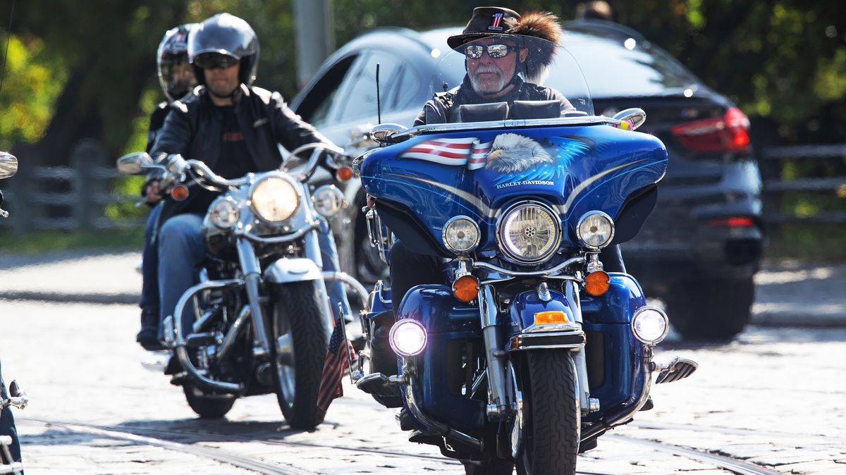 Galerie: Prahou produněly stovky motocyklů Harley-Davidson